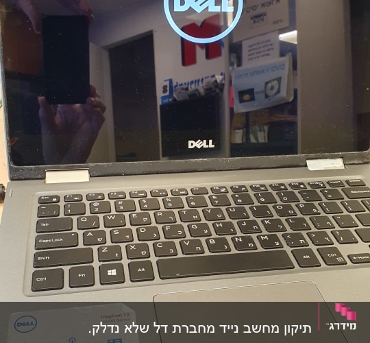 מחשב נייד דל עם מסך וכיתוב דגם אינספירון